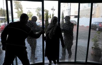 تعقيم مرافق بالضفة خشية 