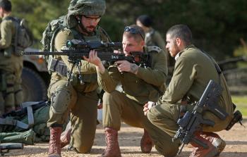 جنود الاحتلال يطلقون النار تجاه الموطنين (أ ف ب)