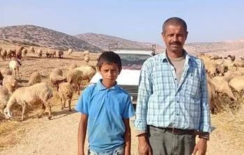 المغدور حسن دباس مع أحد أبنائه (أرشيف)