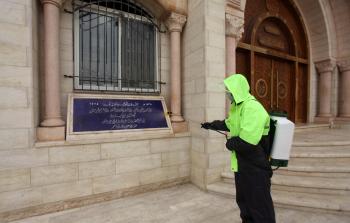 تعقيم المساجد في مدينة الخليل للحد من انتشار فيروس كورونا