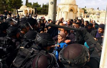 عادةً ما تعتدي قوات الاحتلال على المرابطين والمصلين في المسجد الأقصى (أرشيف)