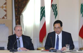 حسان دياب (يمين) بمقر الحكومة في بيروت (الأناضول)