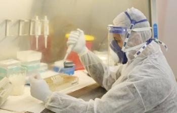 طواقم وزارة الصحة تعمل في المختبرات لفحص العينات (أرشيف)