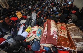 جانب من تشييع شهداء حادث النصيرات (الأناضول)