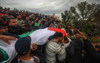 جانب من تشييع شهداء حادث النصيرات (الأناضول)