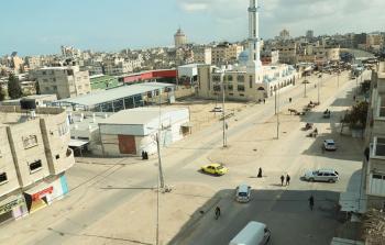 سوق الأربعاء في مدينة خان يونس جنوب القطاع فارغ تماما بعد فرض الإغلاق بسبب فايروس كورونا