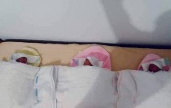 التوائم الثلاثة في الحجر الصحي بغزة