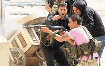 أحد عناصر فتح في مخيم عين الحلوة يطلق النار في صورة من الأرشيف