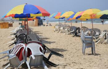 خلو شاطئ بحر غزة من المصطافين جراء وباء كورونا