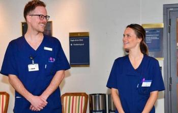 الأميرة صوفينا مع أحد الممرضين بمستشفى صوفيا هيمينت