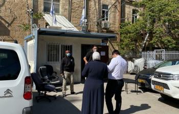 زوجة الشهيد مصباح أبو صبيح أثناء ذهابها للتحقيق