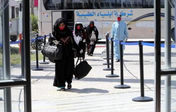 صورة جانبية من عودة الدفعة الأولى من العالقين (وكالات)