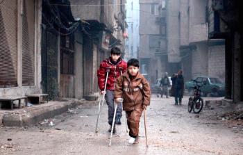 أهالي مخيم اليرموك الفلسطينيون يعانون جراء الحرب الدائرة في سوريا (أرشيف)