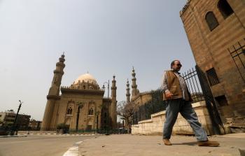 مواطن مصري يسير بالقرب من أحد مساجد القاهرة (أرشيف)