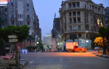 أحد شوارع العاصمة المصرية كما لو بدى فارغا مع فرض السلطات حظر التجوال بسبب كورونا (أرشيف)