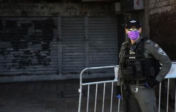 عنصر من عناصر جيش الاحتلال الإسرائيلي يرتدي قناع وجه للوقاية من فيروس كورونا (أرشيف)