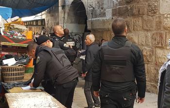 أفراد من شرطة الاحتلال يوقعون مخالفات بحق تجار البلدة القديمة في القدس (أرشيف)