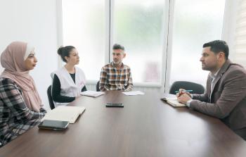 الزميل نور صالح خلال محاورته مديرة الاتصالات في أطباء بلا حدود (تصوير: محمود أبو حصيرة)