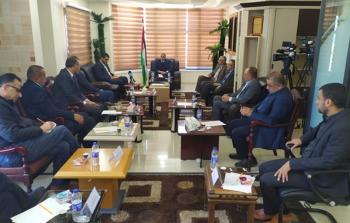 جانب من لقاء رئيس لجنة متابعة العمل الحكومي بغزة محمد عوض مدراء وممثلي مراكز حقوق الإنسان