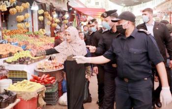 الشرطة تتابع عمل الأسواق في غزة في إطار جهود مكافحة كورونا