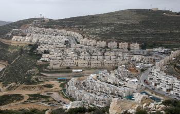 مستوطنات إسرائيلية جاثمة على الأراضي الفلسطينية بالضفة   (أرشيف)