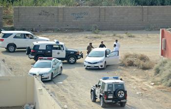 سيارات أمن سعودية داخل منطقة قبيلة الحويطات تمهيدا لإخلائها من السكان لصالح مشروع 