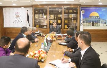 جانب من لقاء بحث سبل إنشاء مجمع للوزارات الحكومية في خان يونس