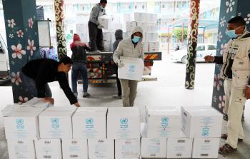 جانب من توزيع المعونات في غزة الثلاثاء (تصوير: ياسر فتحي)