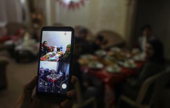 جانب من اجتماع العائلة عبر مواقع التواصل الاجتماعي - الأناضول