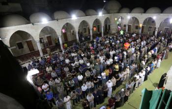 صلاة جماعة في المسجد العمري بغزة    (أرشيف)