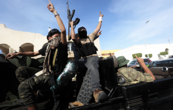 لقطة لعناصر الحكومة الليبية يحتفلون بانتصاراتهم غرب طرابلس (الأناضول)