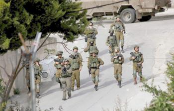 حملة تفتيش ومداهمات ينفذها جيش الاحتلال في يعبد