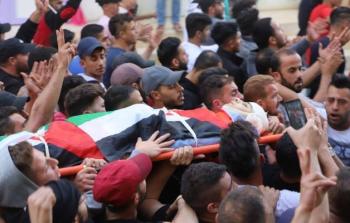 مواطنون يحملون على الأكتاف الشهيد الطفل قيسية بمدينة الخليل