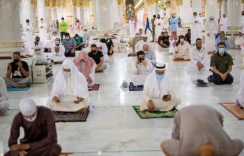 جانب من الصلاة في المسجد النبوي الشريف في المدينة المنورة بالسعودية