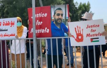 مواطنون يرفعون لافتات وصور للشاب مصطفى يونس الذي أعدمه حرس المستشفى الإسرائيلي