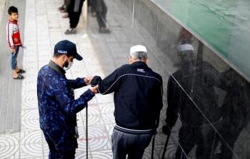 جانب من تنظيم الشرطة صرف المنحة القطرية بغزة