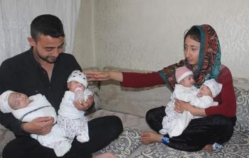 الزوجان التركيان مع توائمهم الأربعة (الأناضول)