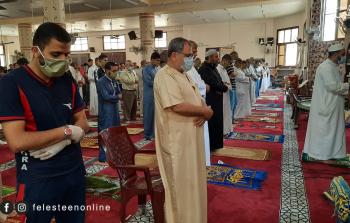 مصلون يؤدون صلاة الجمعة الأخيرة من رمضان في أحد مساجد رفح (فلسطين أون لاين)