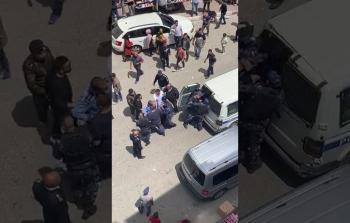 صورة ملتقطة لعناصر أمن السلطة أثناء اعتداءهم على أصحاب البسطات بمدينة الخليل