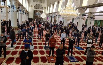 جانب من صلاة الفجر اليوم في المسجد الأقصى ضمن إجراءات احترازية لمنع تفشي فيروس كورونا