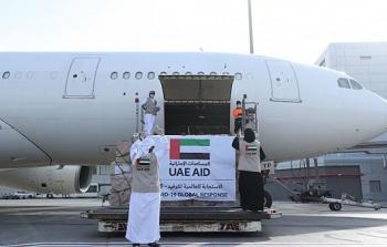 الطائرة الإماراتية وقت تفريغ حمولتها في مطار 