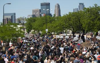 جانب من المظاهرات في لندن التي خرجت اليوم دعما للاحتجاجات الأمريكية