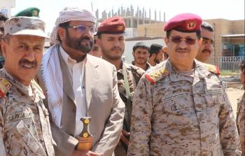 وزير الدفاع اليمني.. يمين الصورة