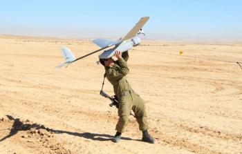 جندي إسرائيلي يطلق طائرة مسيرة في الأجواء (أرشيف)