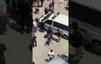 صورة جانبية لاعتداء أجهزة أمن السلطة على باعة البسطات أمس في الخليل