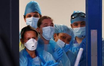 عاملون في القطاع الصحي يواجهون يوميا تحديات وباء كورونا بمستشفى في ليفربول (رويترز)