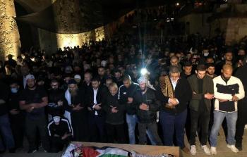 آلاف الأهالي يؤدون صلاة الجنازة على الشهيد إياد الحلاق أمام باب الأسباط في القدس المحتلة