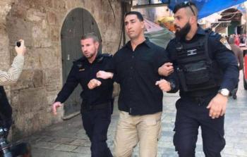 جنود الاحتلال يقتادون حارس المسجد الأقصى حمزة نمر