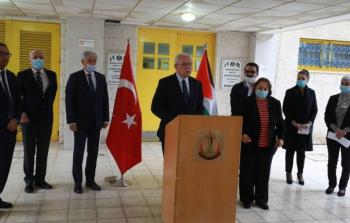 جانب من حفل تسلم شحنة المساعدات التركية في رام الله اليوم