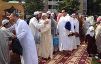 تبادل التهاني بعيد الفطر في الجزائر (أرشيف)